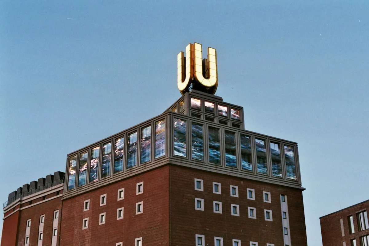 Das Dortmunder U mit leuchtendem Wahrzeichen