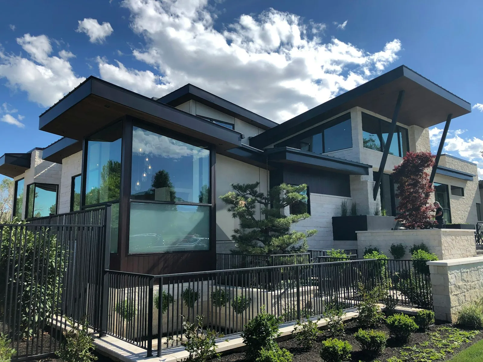 Modernes, energieeffizientes Wohnhaus mit großen Fensterflächen